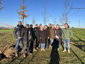 Vertreter des Baumschulverbandes NRW und der IGA auf dem Gelände der Internationalen Gartenausstellung 2027 im Duisburger Rheinpark, wo die ersten Bäume für den Klimahain gepflanzt wurden